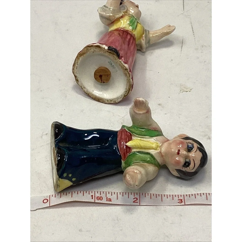 Vtg Japan Porcelain Spanish Kissing Couple Salt & Pepper Shaker Set Kitchy